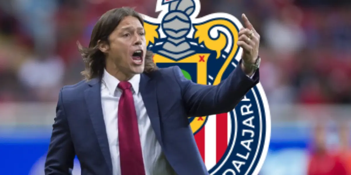 Matías Almeyda junto al escudo de Chivas / FOTO FACEBOOK