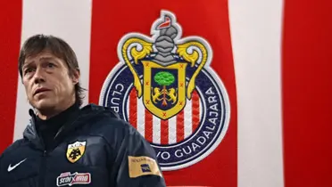 Matías Almeyda junto al escudo de Chivas / FOTO RADAR