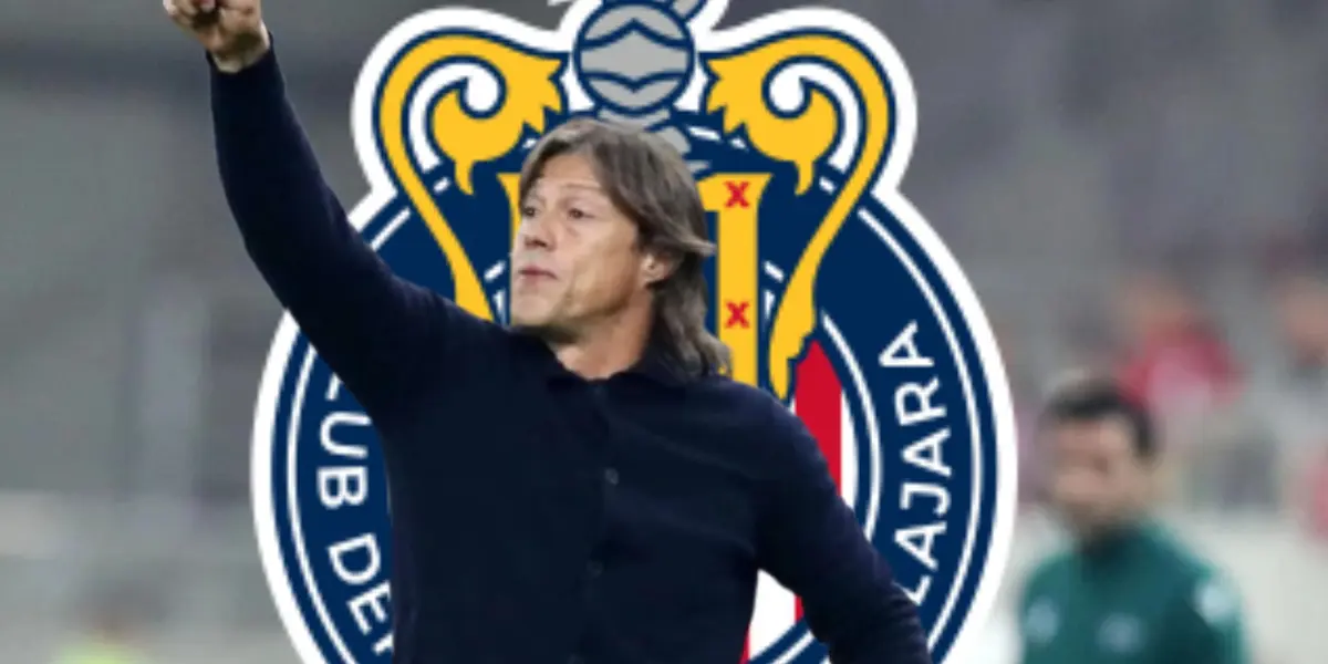 Matías Almeyda junto al escudo de Chivas / FOTO TV AZTECA