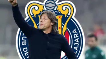 Matías Almeyda junto al escudo de Chivas / FOTO TV AZTECA