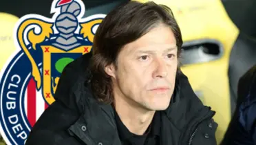 Matías Almeyda junto al escudo de Chivas / TRIBUNA NOTICIAS