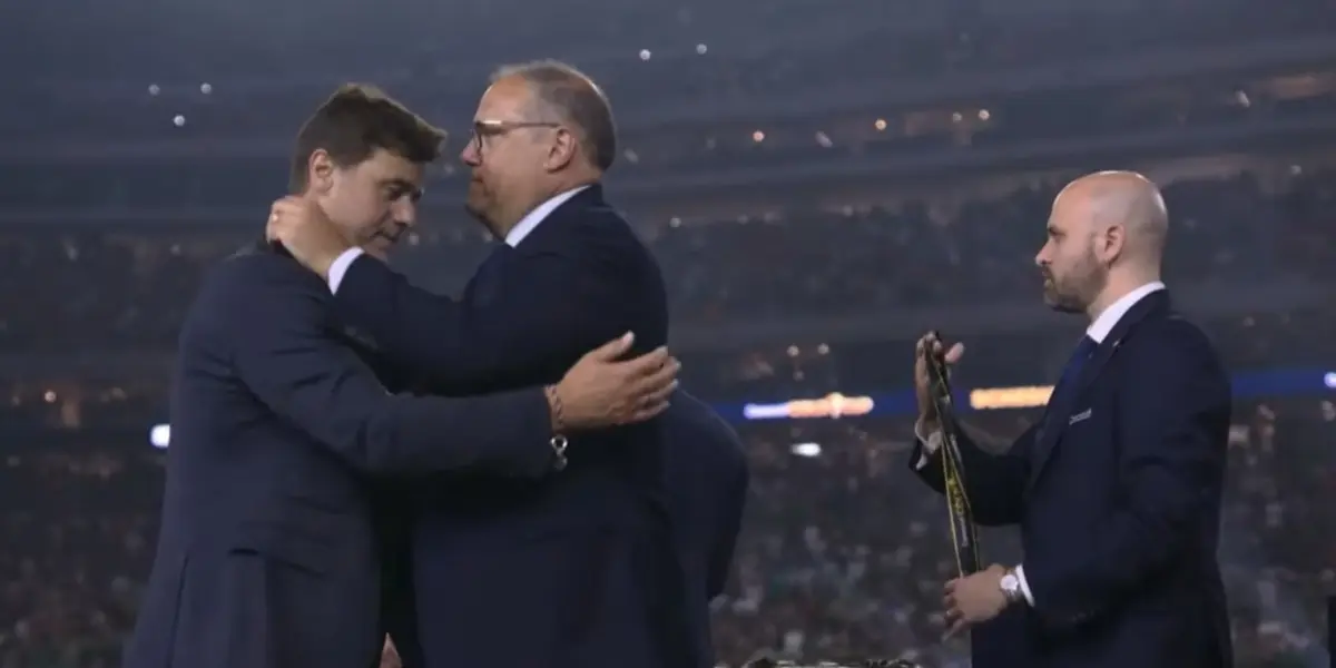 Mauricio Pochettino recibiendo medalla/ Foto TUDN.