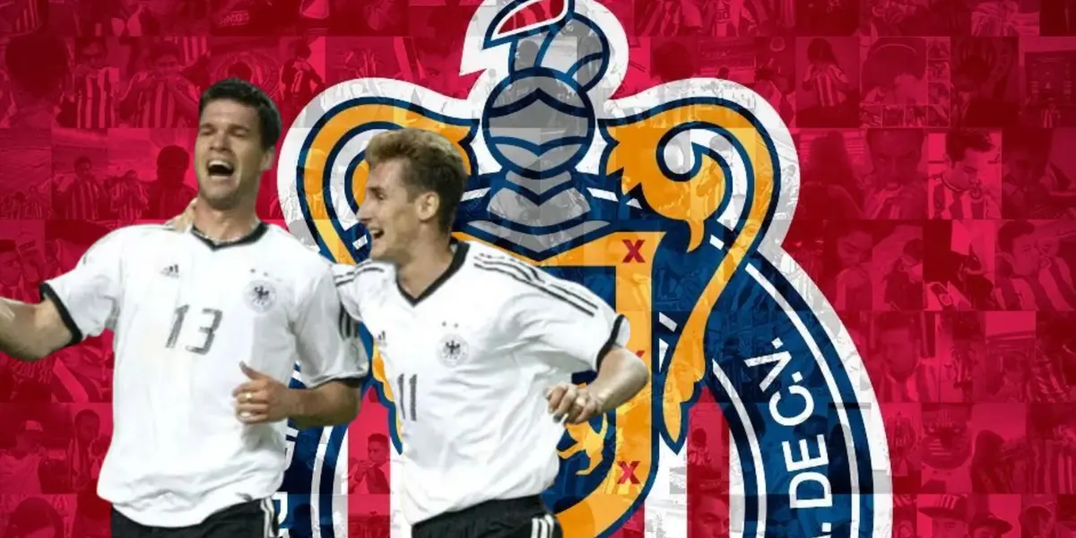 Michael Ballack y Miroslav Klose junto al escudo de Chivas / FOTO GETTY IMAGES