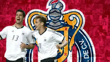 Michael Ballack y Miroslav Klose junto al escudo de Chivas / FOTO GETTY IMAGES