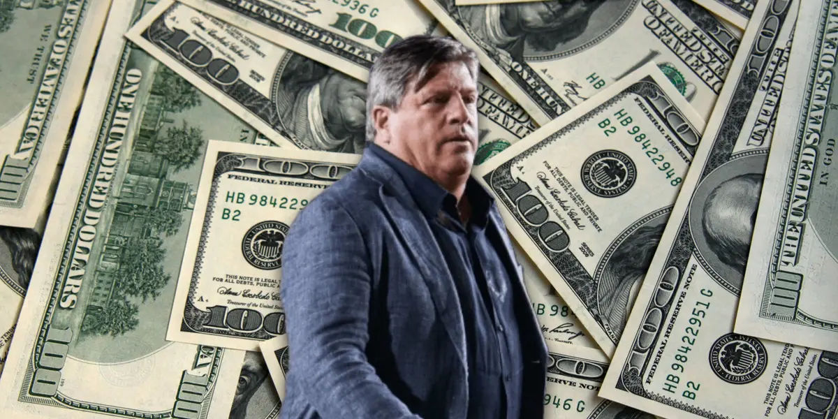 Miguel Herrera y dólares detrás de el/Foto Torange.biz