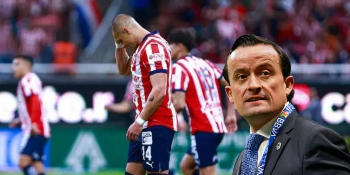 Mikel Arriola junto a futbolistas de Chivas / FOTO MARCA