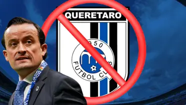 Mikel Arriola junto al escudo de Querétaro FC / FOTO MARCA