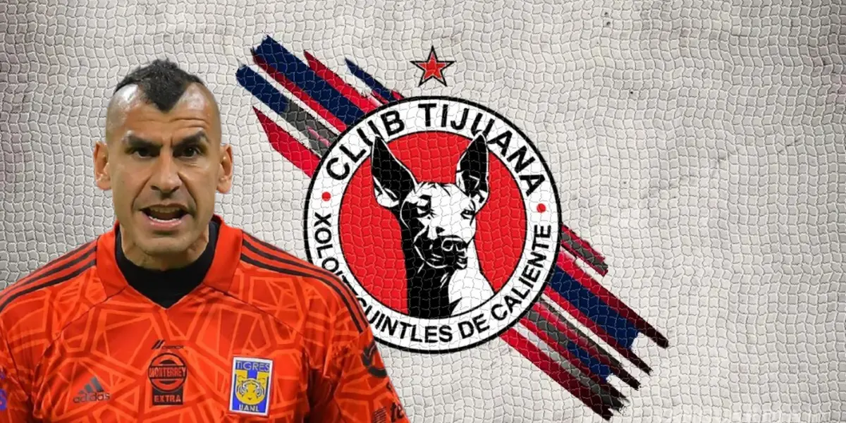 Nahuel Guzmán junto al escudo de Tijuana / FOTO MARCA