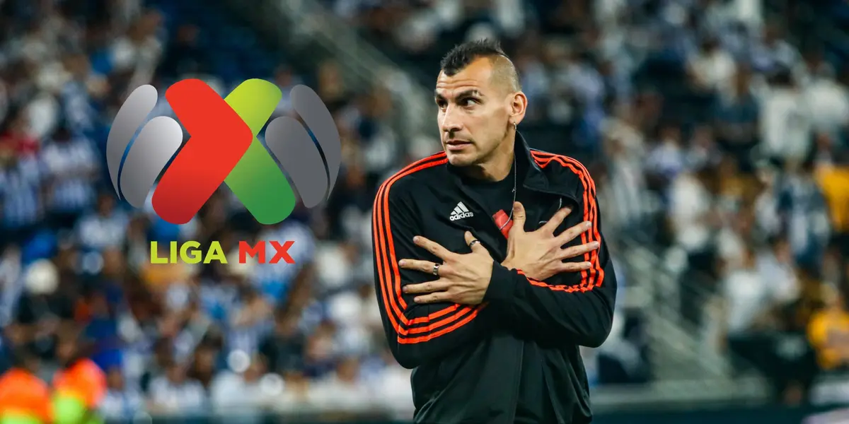 Nahuel Guzmán tomándose el pecho y logo de la Liga MX/Foto Posta Deportes.