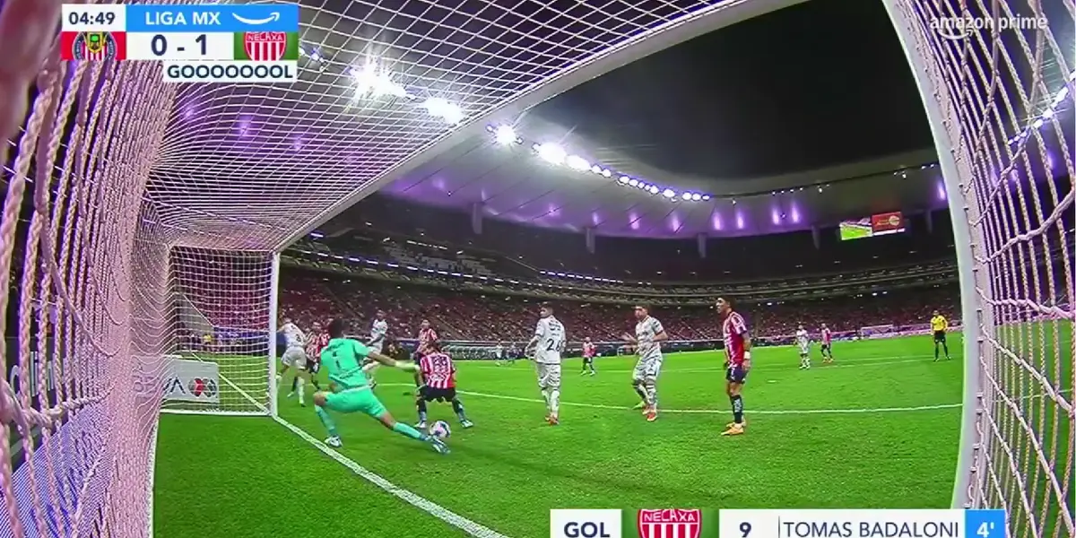 Necaxa ya le gana a Chivas en el inicio del partido con oso del Tala Rangel, quien no salió a tiempo y escupió el balón tras tiro de esquina