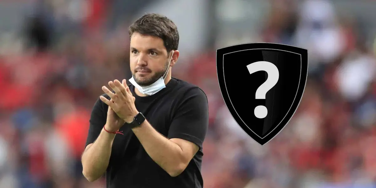 Nicolás Larcamón aplaudiendo y escudo con signo de interrogación/ Foto Superlíder.