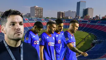 Nicolás Larcamón junto a futbolistas de Cruz Azul / FOTO CANAL 13
