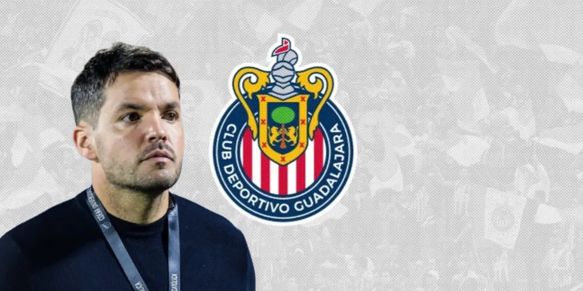 Nicolás Larcamón junto al escudo de Chivas / FOTO GRADA
