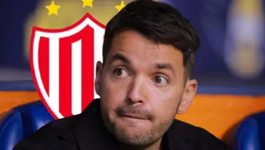 Nicolás Larcamón junto al escudo del Necaxa / FOTO GETTY IMAGES