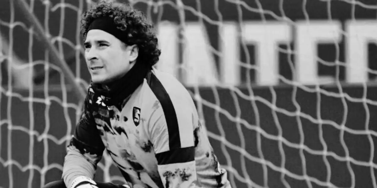 Ochoa en calentamiento con Salernitana. Foto: ESTO