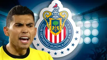 Orbelín Pineda junto al escudo de Chivas / FOTO BOLAVIP