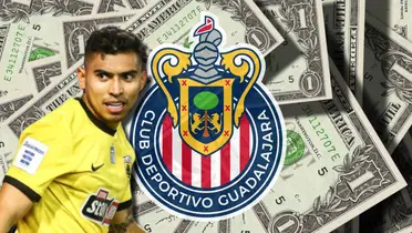 Orbelín Pineda junto al escudo de Chivas / FOTO IMAGO