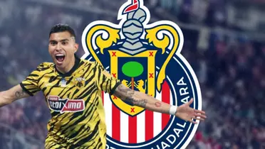 Orbelín Pineda junto al escudo de Chivas / FOTO TV AZTECA