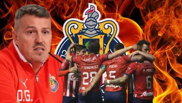 Òscar García Junyent junto a futbolistas de Chivas / FOTO EL UNIVERSAL