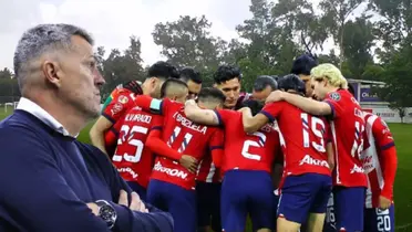 Òscar García Junyent junto a futbolistas de Chivas / FOTO X
