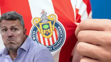 Òscar García Junyent junto al escudo de Chivas / FOTO TV AZTECA