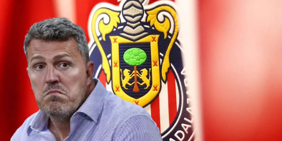 Òscar García Junyent junto al escudo de Chivas / FOTO TV AZTECA