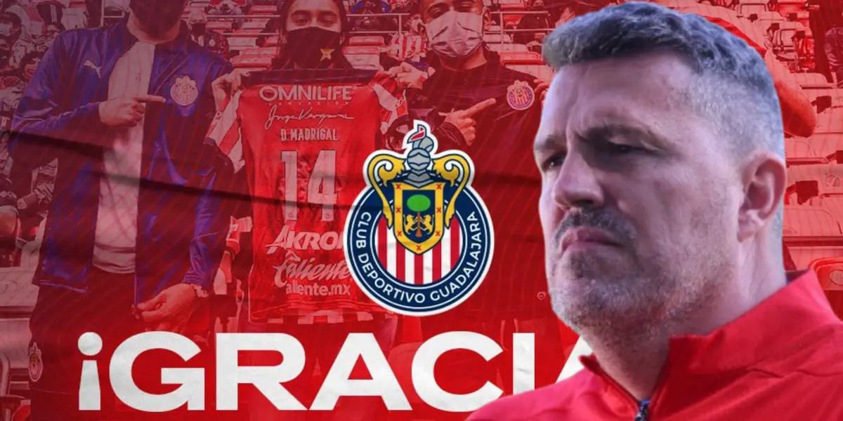 Òscar García Junyent junto al escudo de Chivas / FOTO YOUTUBE
