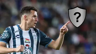 Oussama Idrissi señalando equipo sin escudo/ Foto Yahoo Noticias.