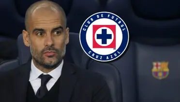 Pep Guardiola con el escudo de Cruz Azul / Foto: FC Barcelona
