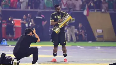 Quiñones con la Copa Oro. Foto: Récord