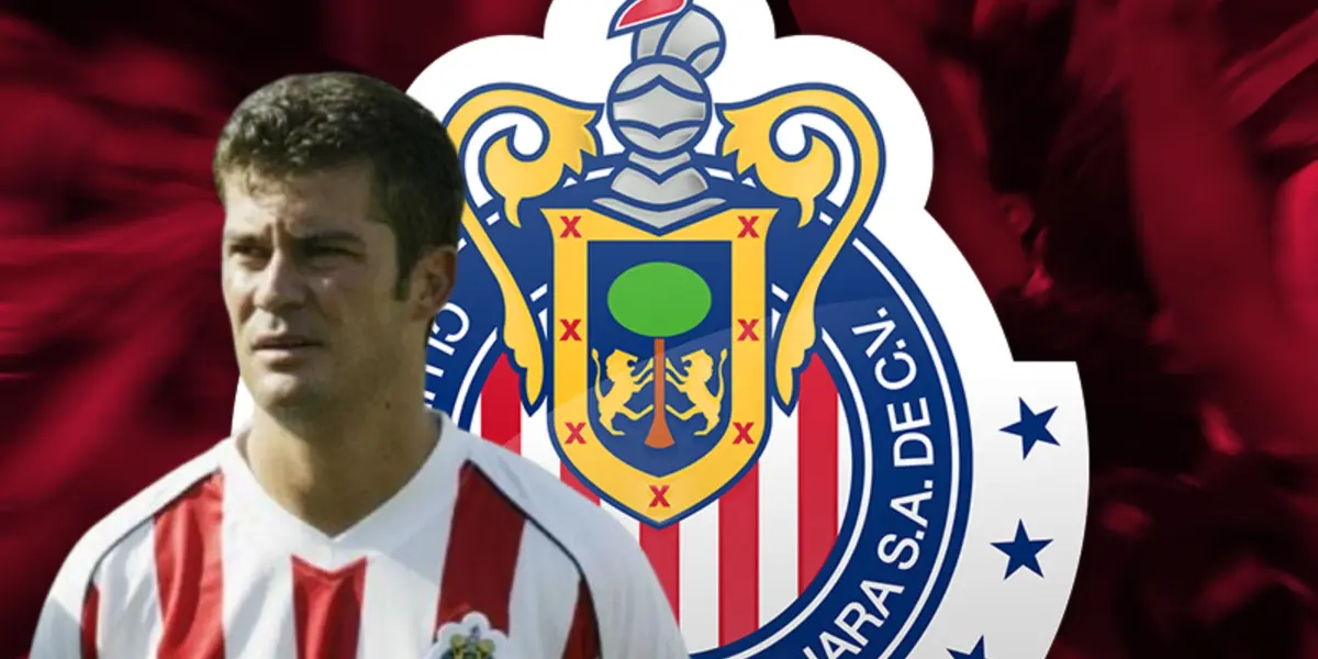 Ramón Ramírez junto al escudo de Chivas / FOTO INFOBAE