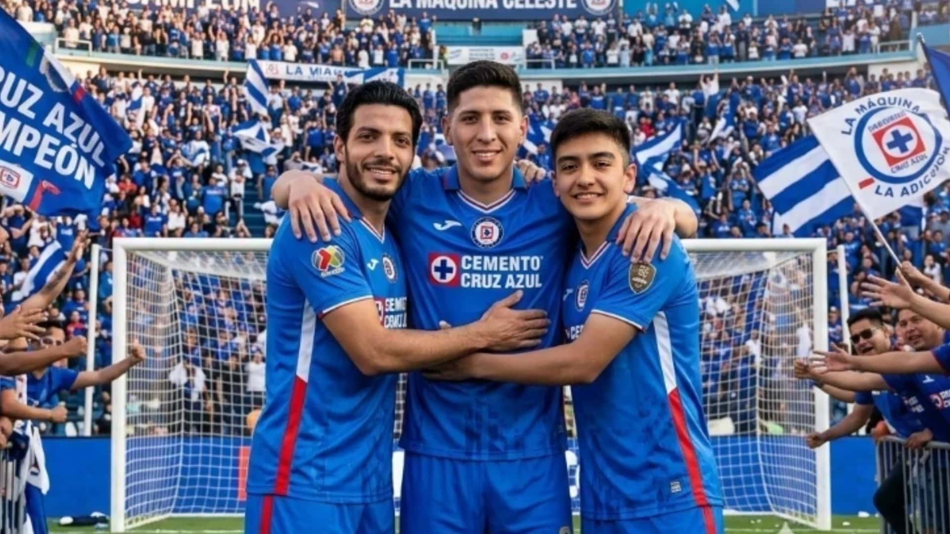 Raúl Jiménez, Edson Álvarez y Gilberto Mora con la playera de Cruz Azul