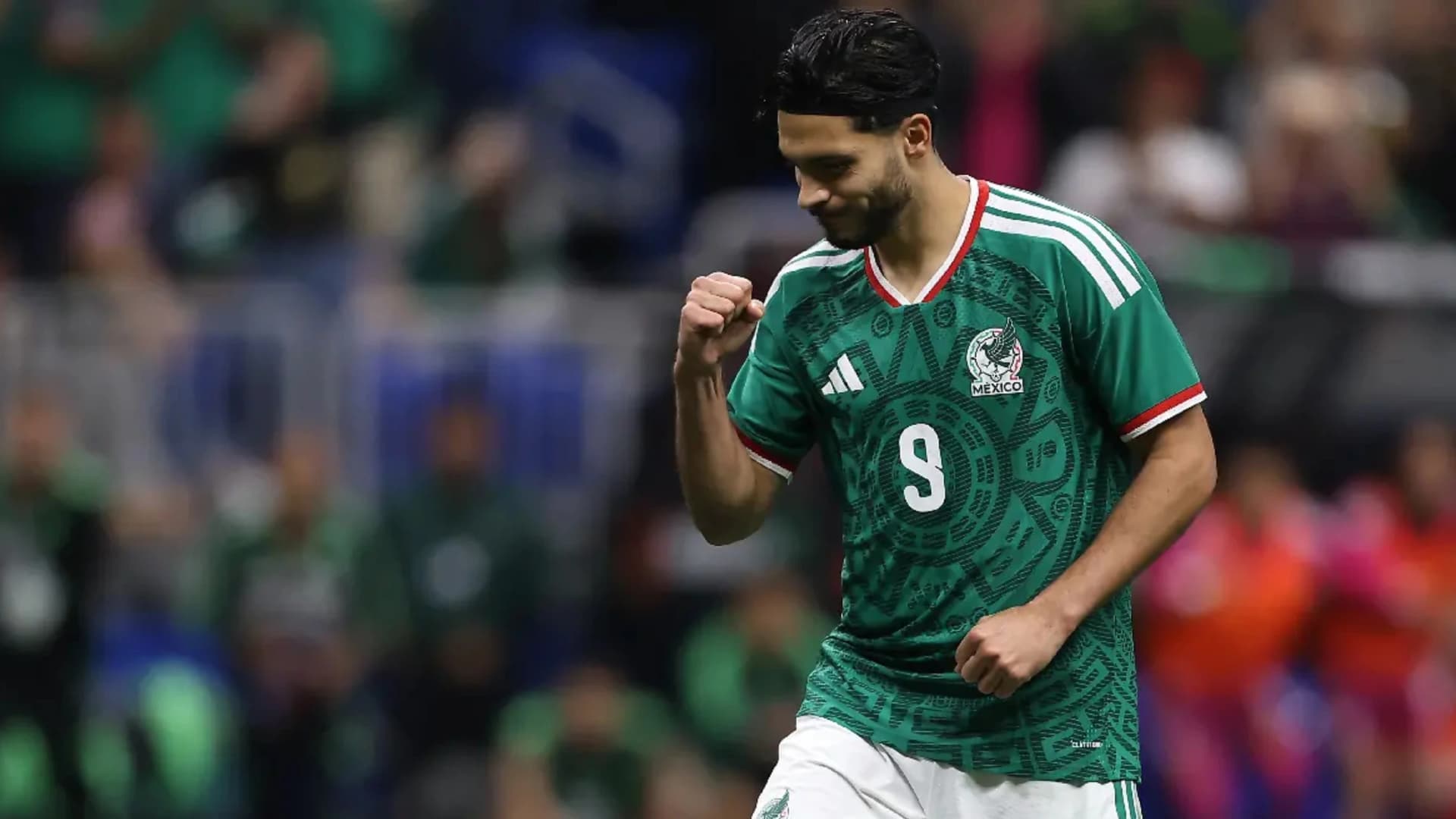 Raúl Jiménez festejando su gol con México