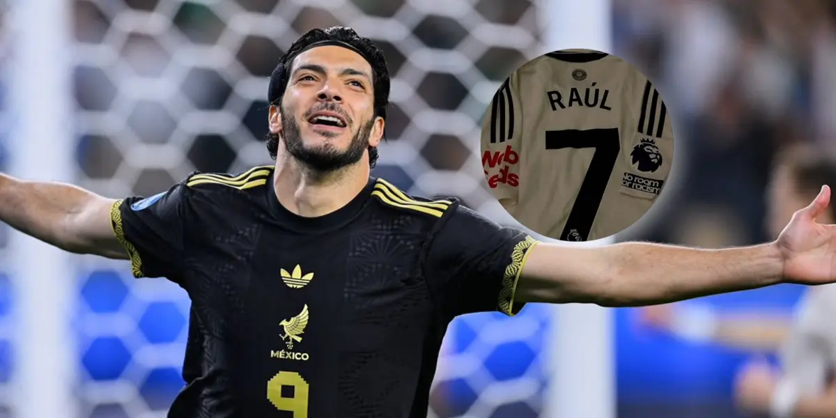 Raúl Jiménez y su camiseta/Foto ADN40.