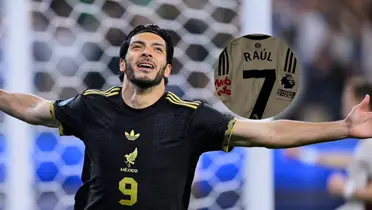 Raúl Jiménez y su camiseta/Foto ADN40.