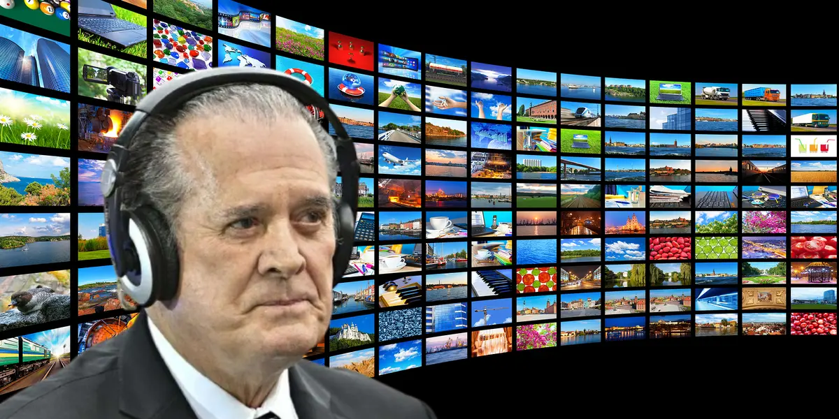 Raúl Orvañanos junto a canales de TV / FOTO EL INDEPENDIENTE