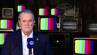 Raúl Orvañanos junto a televisores / FOTO DEBATE