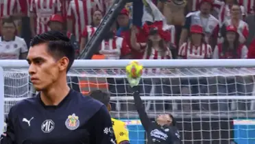 Raúl Rangel y su atajada en el Clásico Nacional / FOTO X