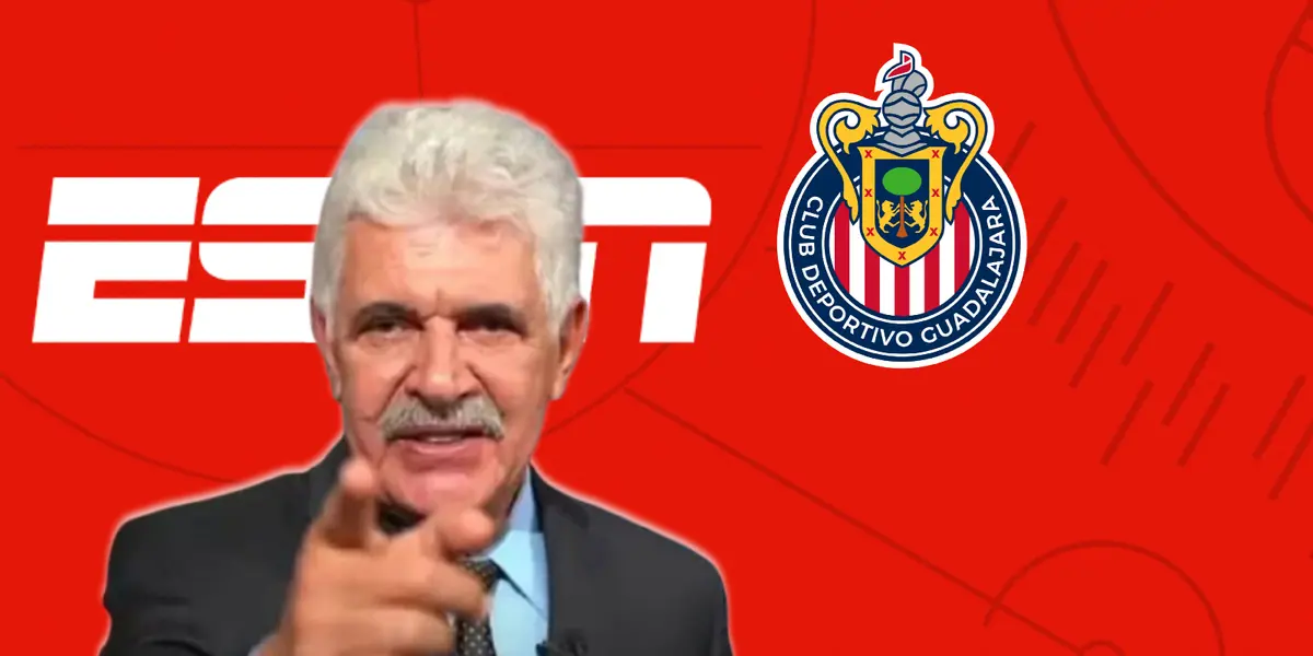 Ricardo Ferretti junto al escudo de Chivas / FOTO MARCA