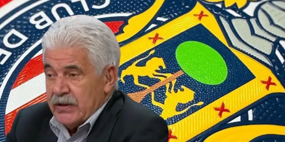 Ricardo Ferretti junto al escudo de Chivas / FOTO YOUTUBE