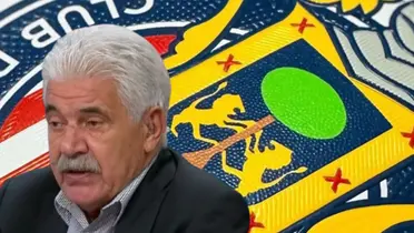 Ricardo Ferretti junto al escudo de Chivas / FOTO YOUTUBE