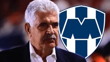 Ricardo Ferretti junto al escudo de Rayados / FOTO FACEBOOK
