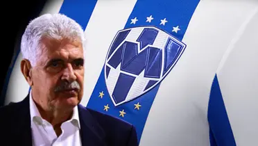Ricardo Ferretti junto al escudo de Rayados / FOTO MSN