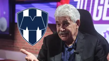 Ricardo Ferretti y escudo de Rayados/ Foto Gabriel Pano.