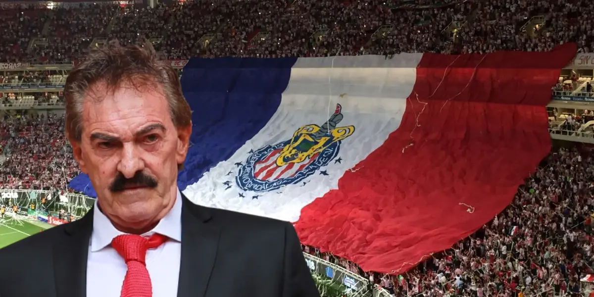 Ricardo La Volpe junto a bandera de Chivas / FOTO INFOBAE