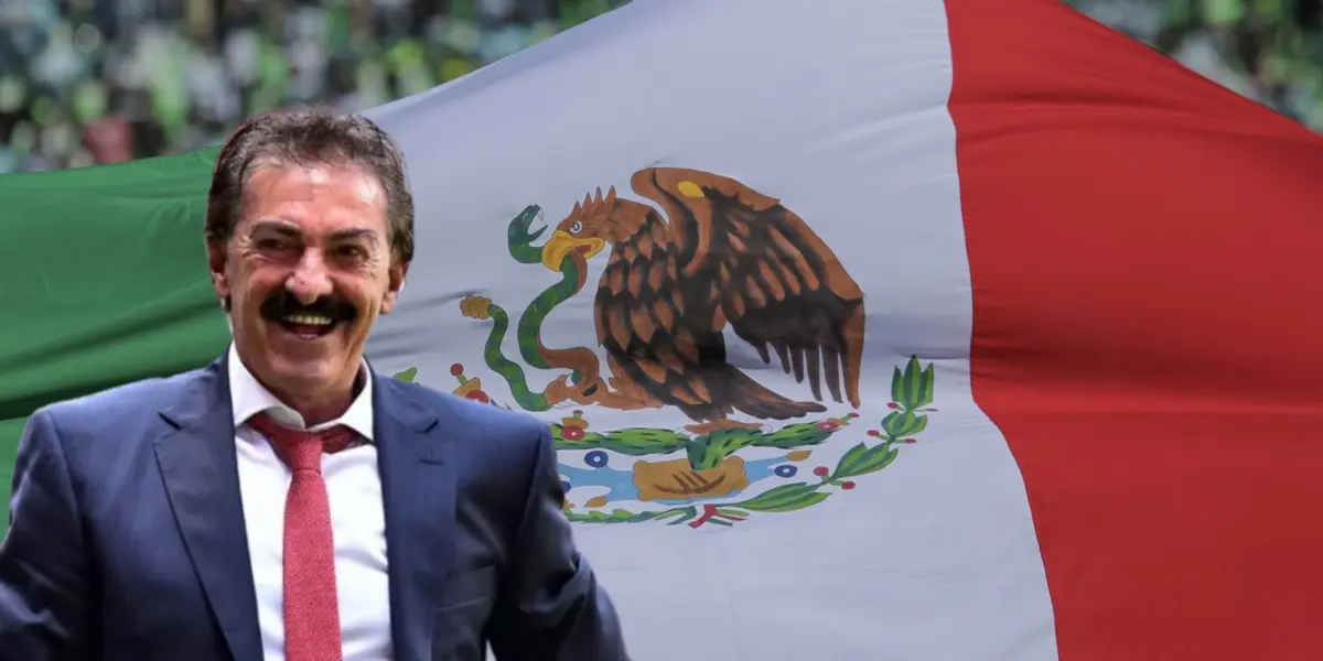 Ricardo La Volpe junto a la bandera de México / FOTO RÉCORD