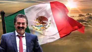Ricardo La Volpe junto a la bandera de México / FOTO RÉCORD