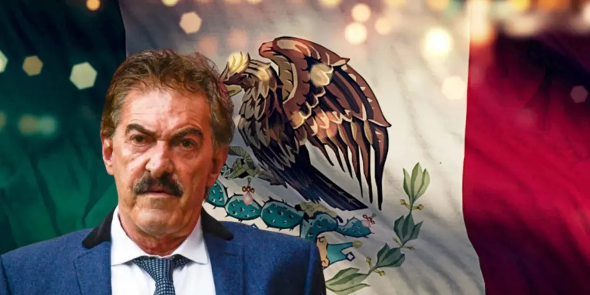Ricardo La Volpe junto a la bandera mexicana / FOTO FÚTBOL TOTAL