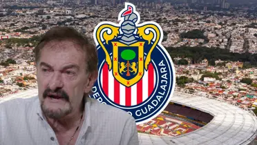 Ricardo La Volpe junto al escudo de Chivas / FOTO YOUTUBE