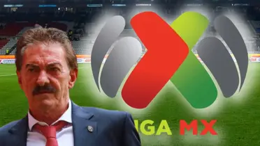 Ricardo La Volpe junto al escudo de la Liga MX / FOTO TYC SPORTS